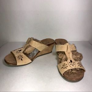 NWT Drexlite Size 8 Beige Wedge Sandals